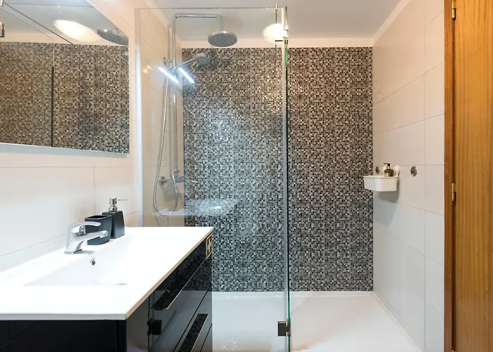 Lovelystay - The Getaway Duplex - Free Parking Appartamento Oporto